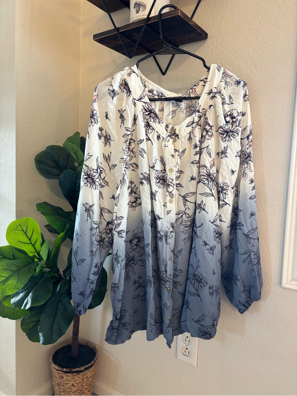 Women's White to Blue Floral Button-Front Blouse